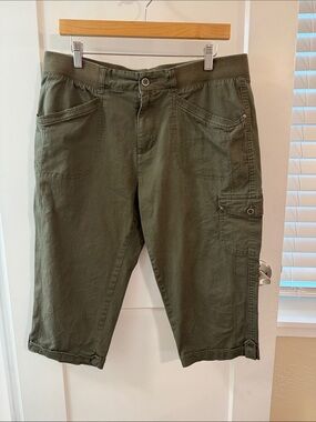 dash Olive Green Cargo Capri Pants